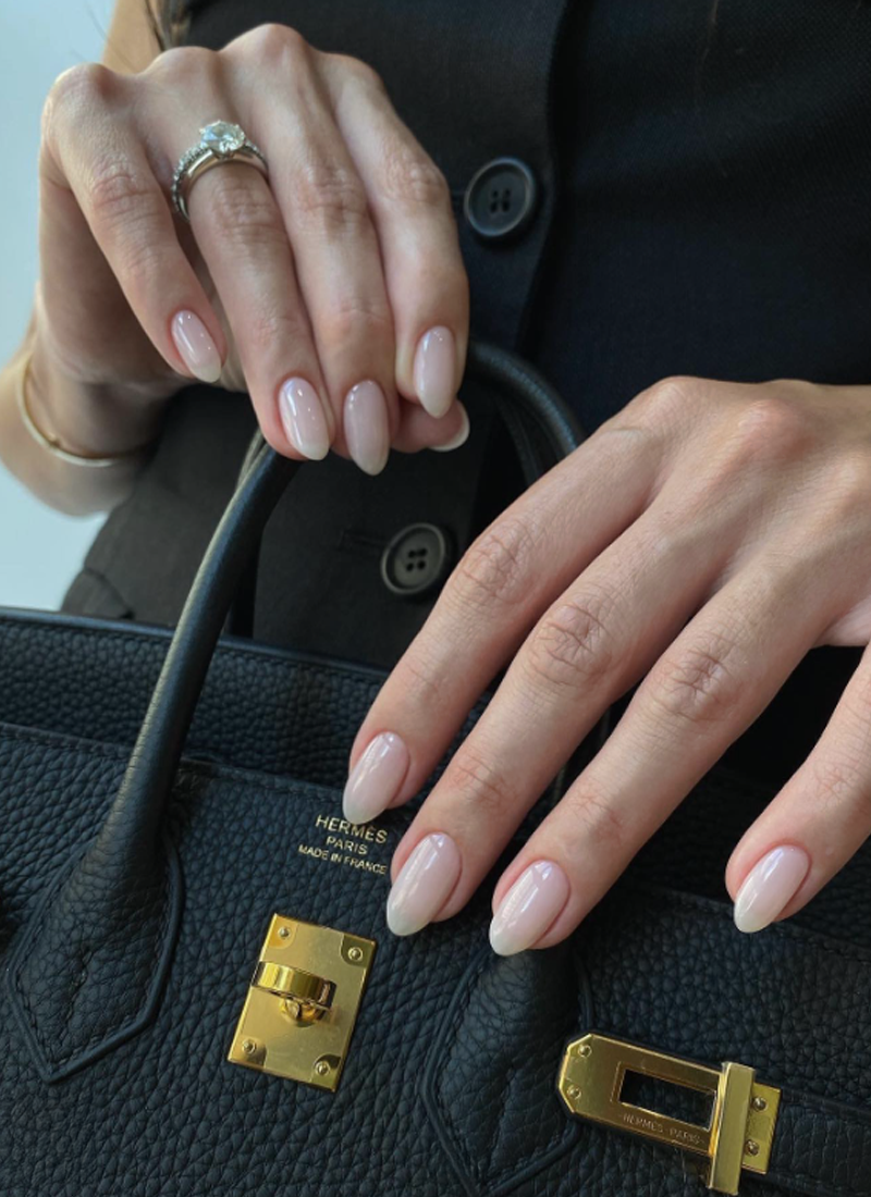 Christmas Manicure Inspo with Useful Tips to Make It Last Through the Holidays